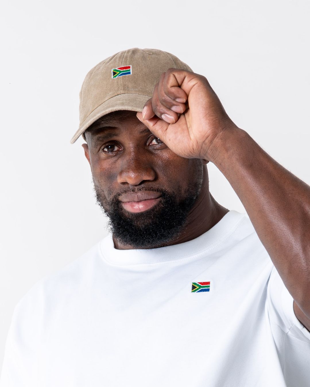 Male wearing the beige SA flag cap - close up